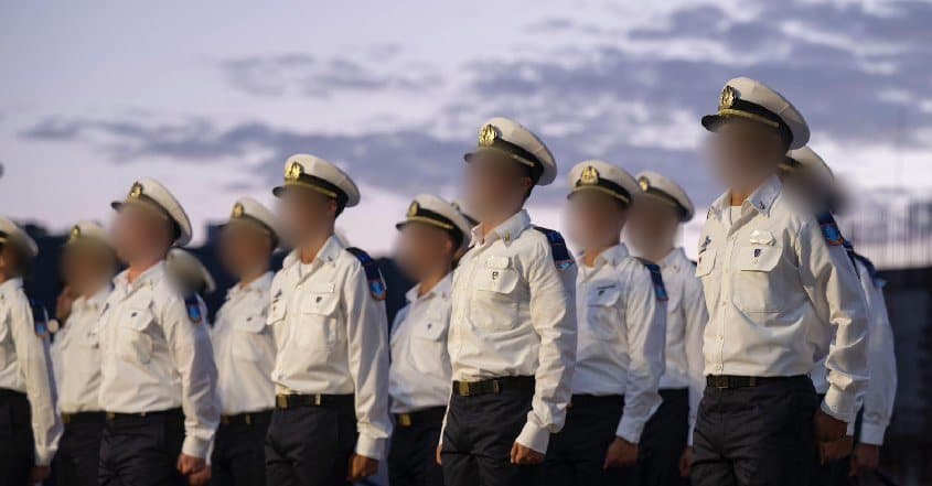 בוגרי קורס חובלים במדים לבנים ובכובעי קצינים עומדים בשורה בטקס סוף המסלול