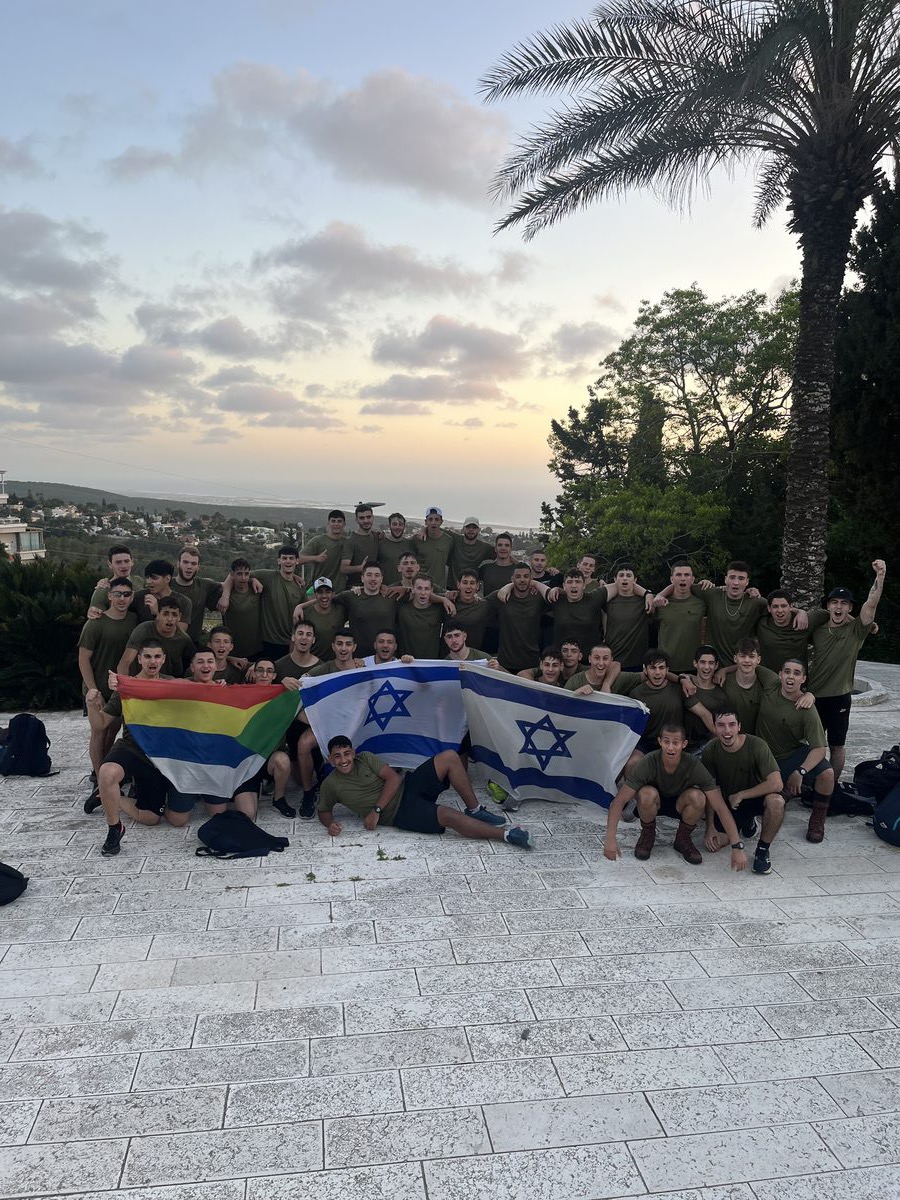 קבוצת חניכים עם דגלים